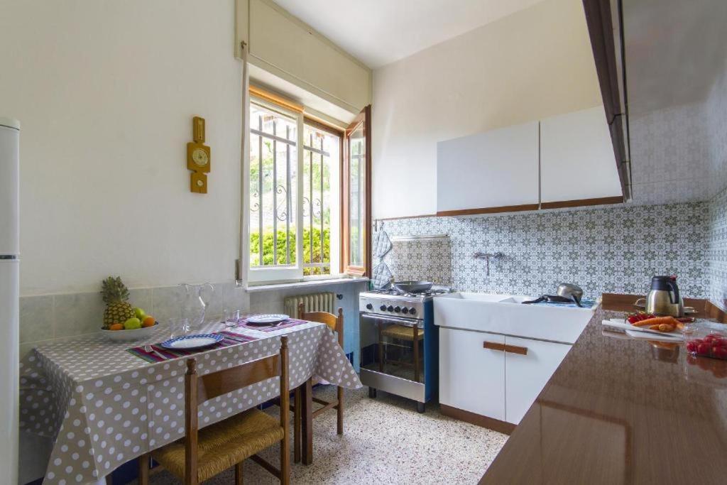 Apartment With Lake View Sala Comacina Bagian luar foto